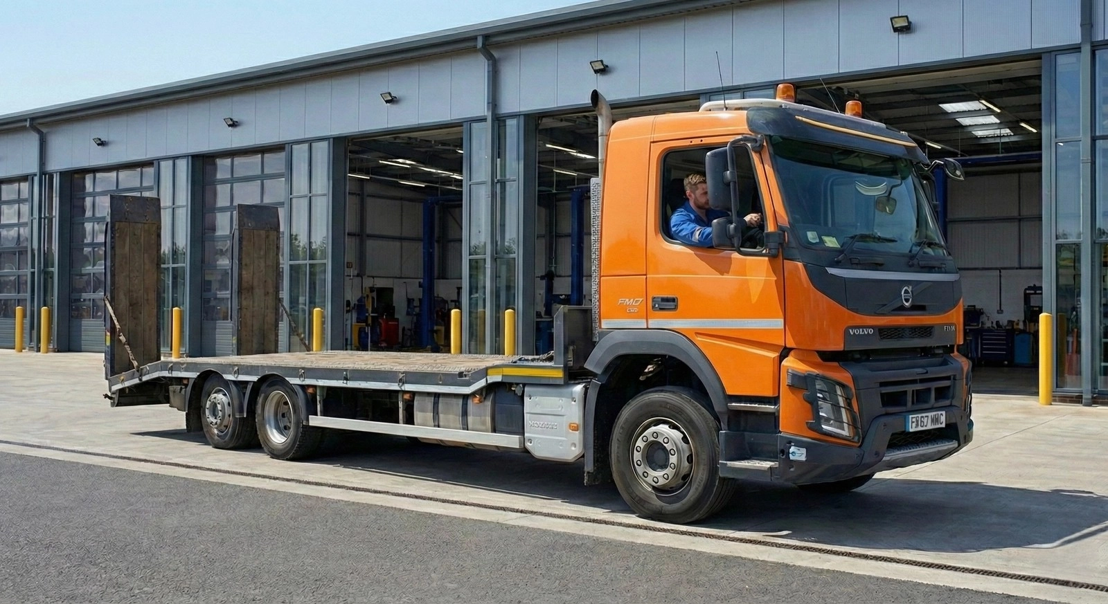 Caminhão prancha para transporte seguro de máquinas pesadas