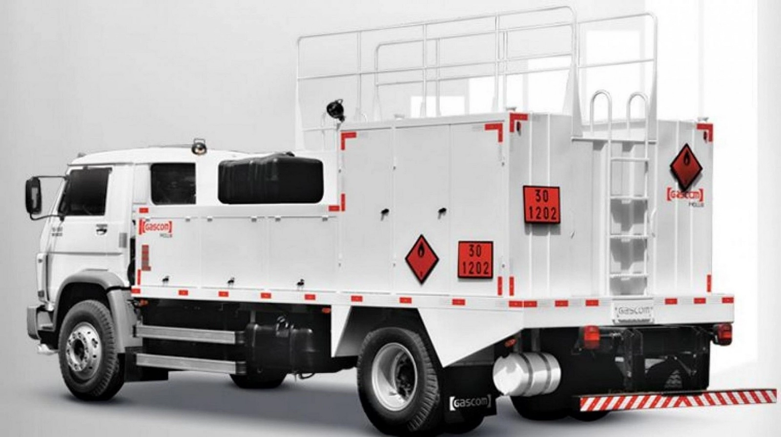 Caminhão comboio para abastecimento e lubrificação no canteiro de obras