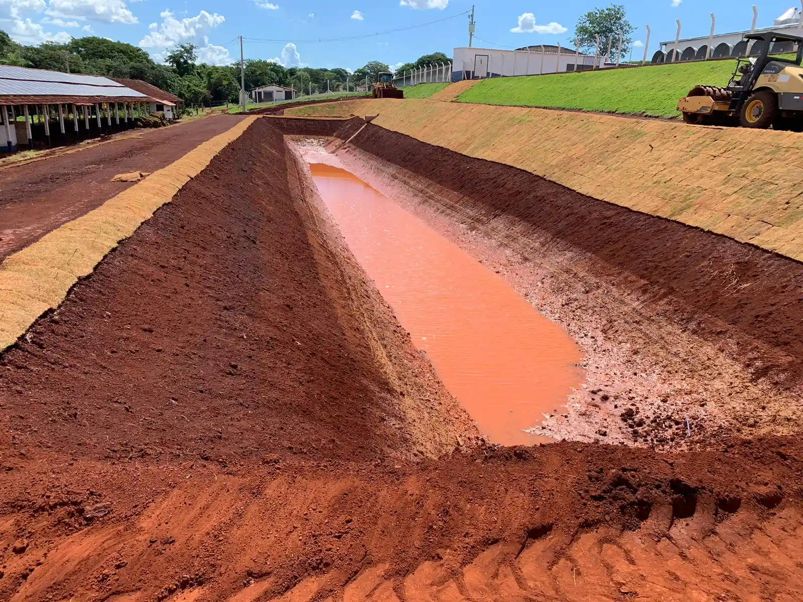 Bacia de drenagem pluvial em obra de terraplenagem para granja aviária