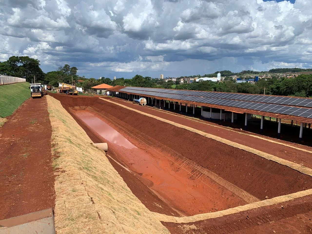 Bacia de retenção de água pluvial em obra de terraplenagem para granja