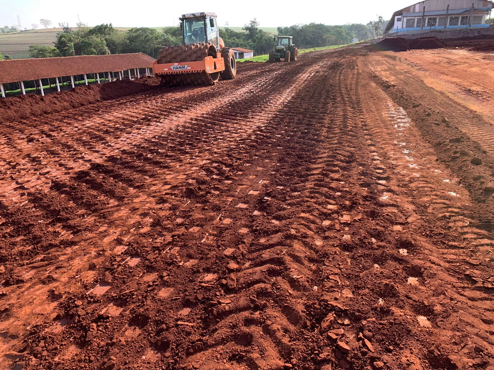 Compactação de solo com rolo compressor em obra de terraplenagem