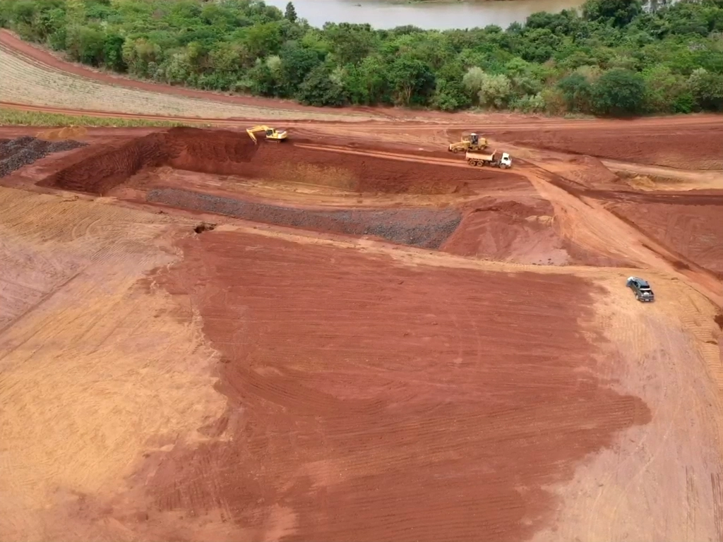 Escavação técnica para drenagem em área de solo vermelho