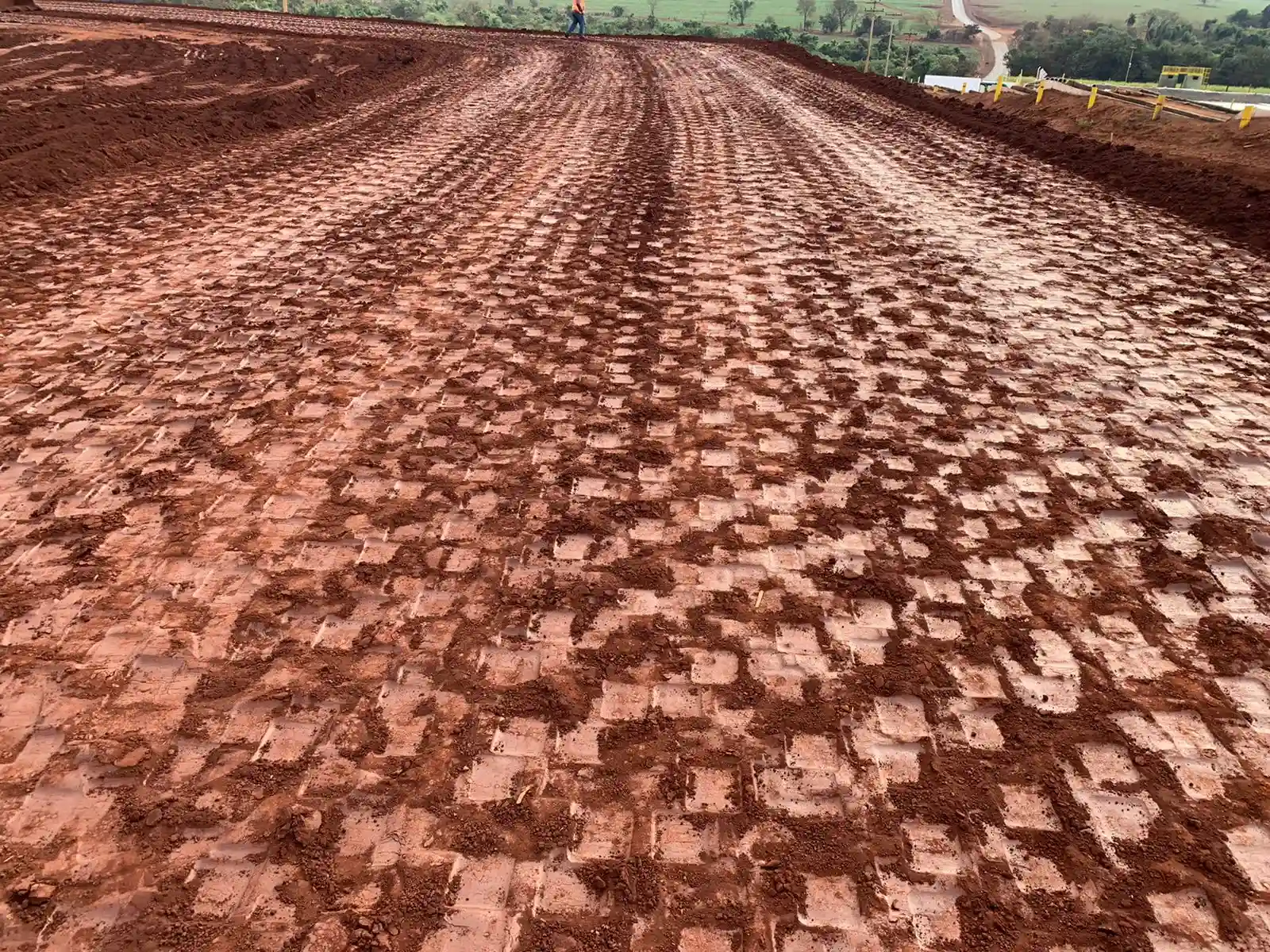 Fundo de tanque de vinhaça compactado com controle tecnológico