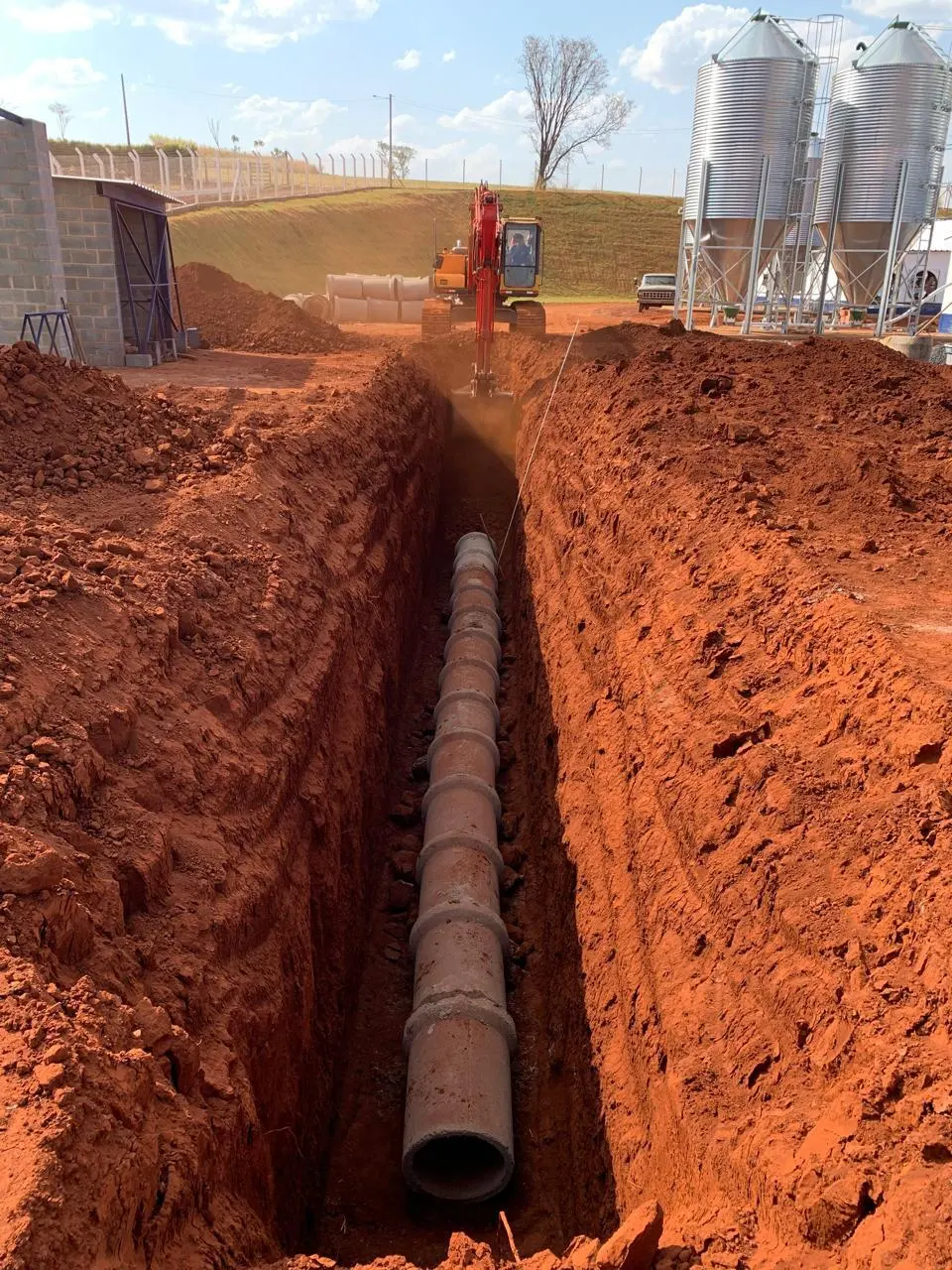 Instalação de galeria pluvial em granja aviária com terraplenagem