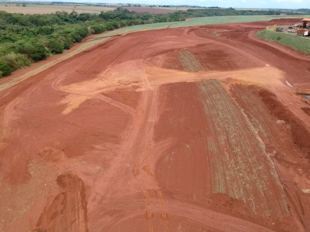 Nivelamento de solo para terraplenagem em área rural