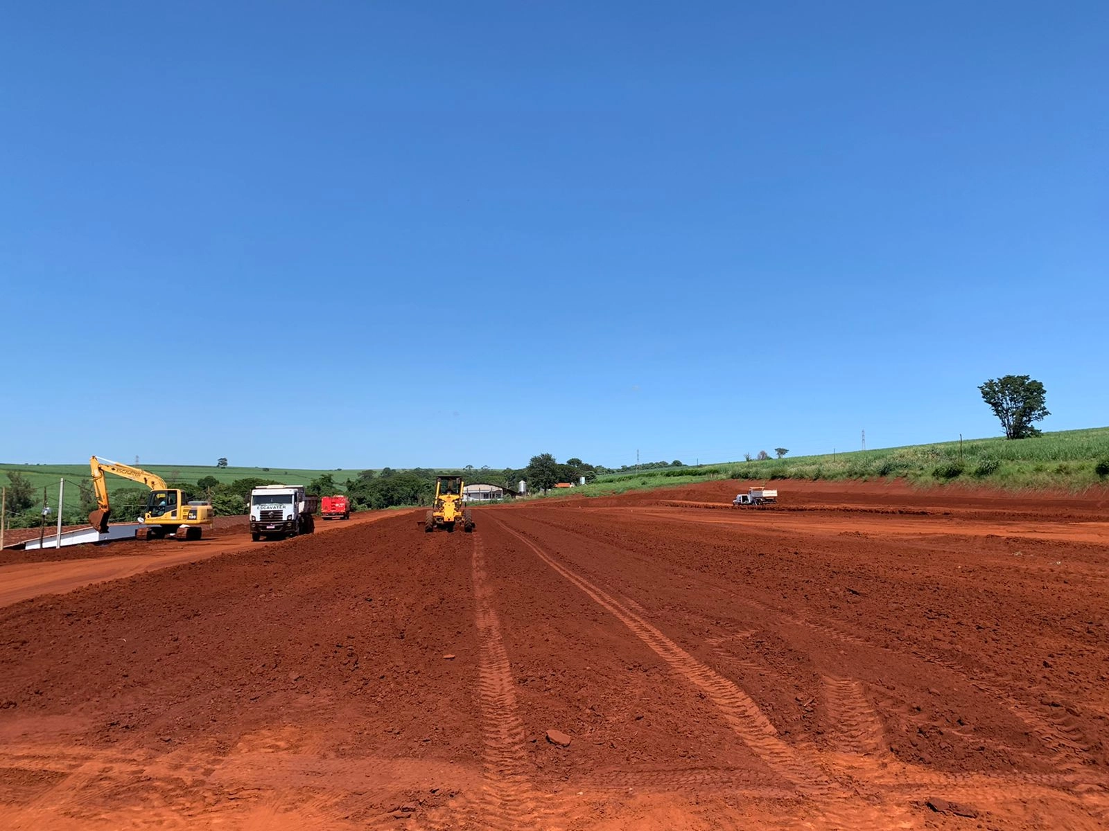 Nivelamento de terreno em área ampla com máquinas de terraplenagem