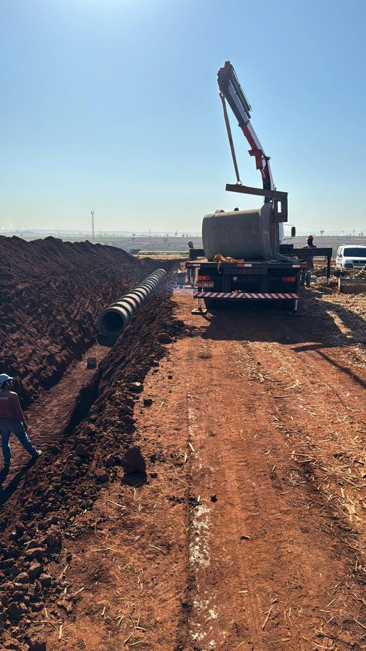 Nivelamento topográfico para galeria pluvial em usina