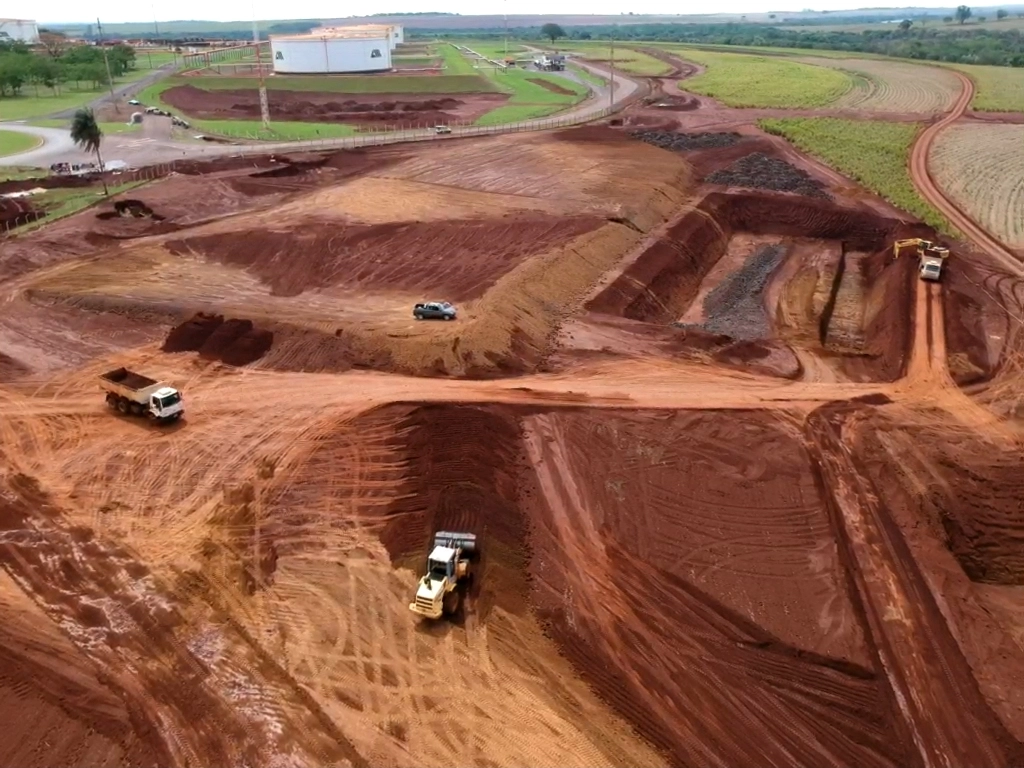 Obra de infraestrutura com terraplenagem, corte e aterro