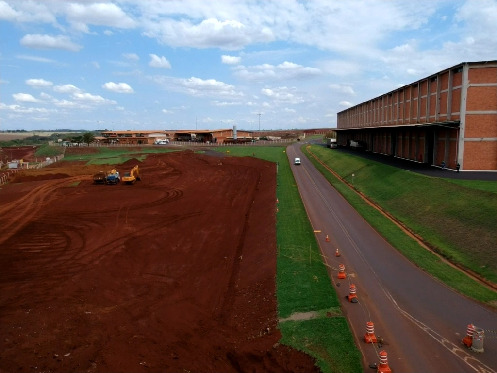 Obra de terraplenagem e escavação em área industrial em São Joaquim da Barra