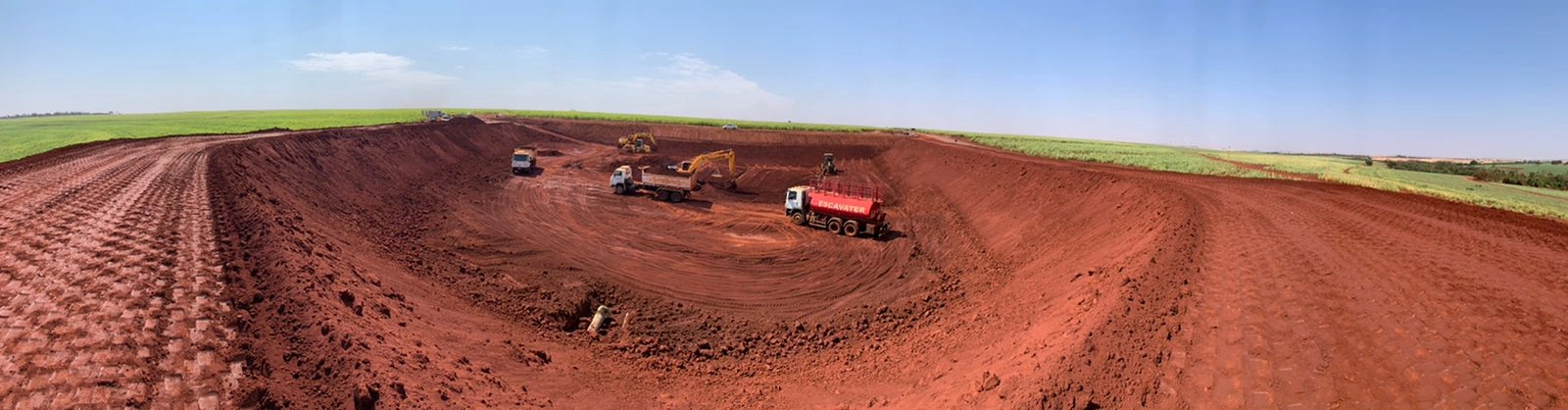 Panorâmica da terraplenagem para tanque de vinhaça em área industrial