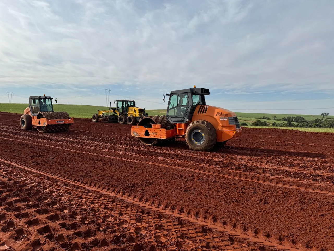 Rolo compactador em terraplenagem para fábrica de fertilizantes