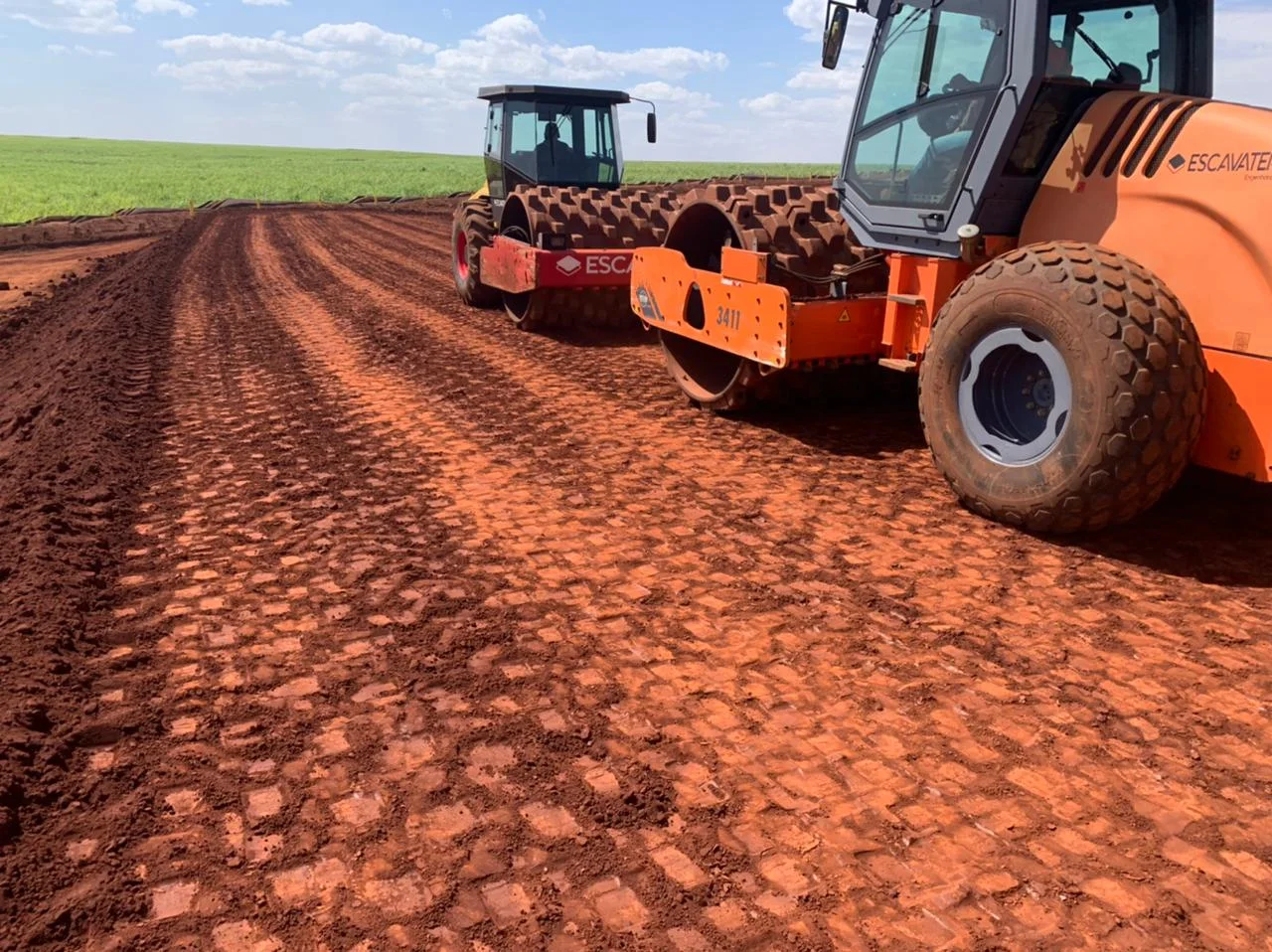 Rolo compactador em obra de terraplenagem para tanque de vinhaça