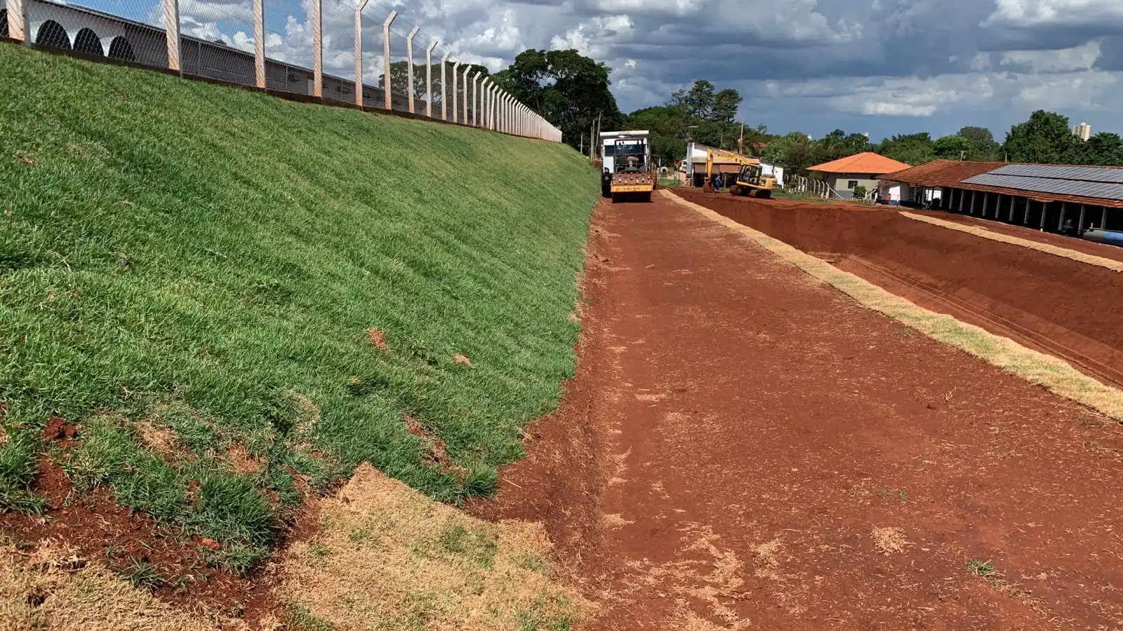 Talude gramado em obra de terraplenagem em área rural de granja