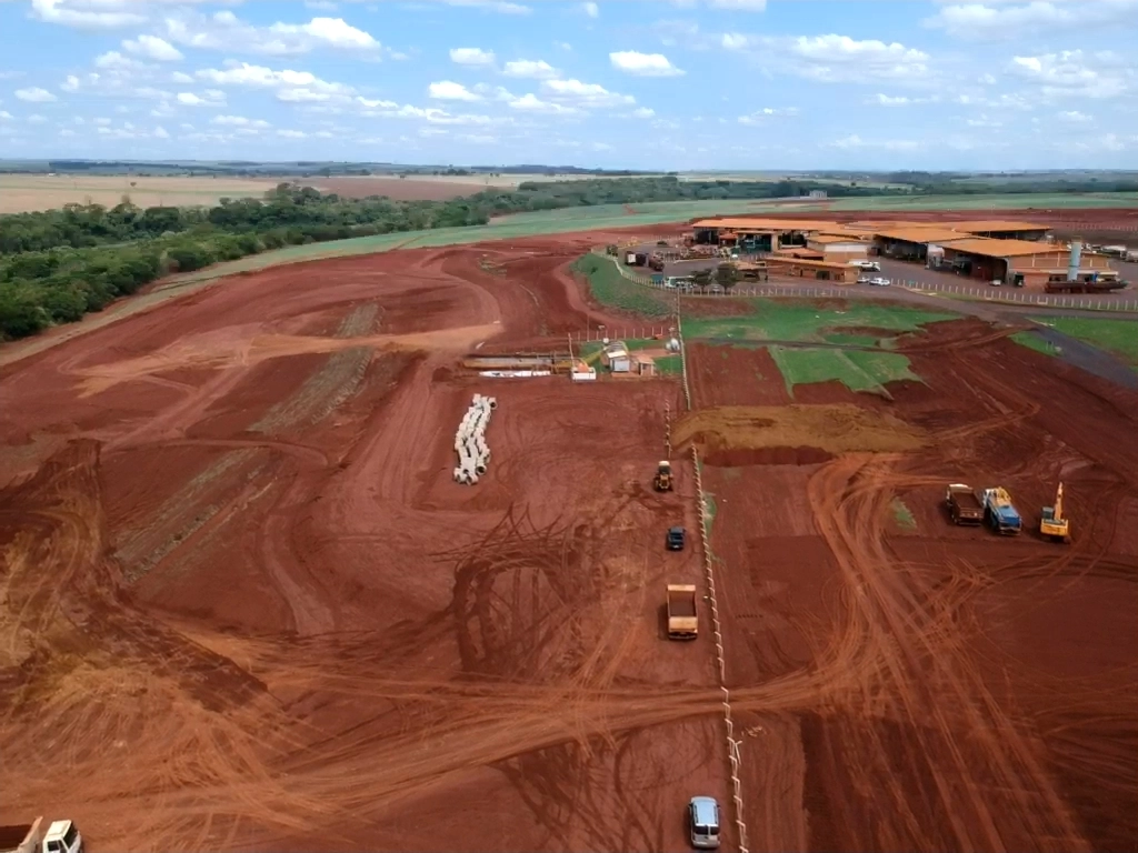 Terraplenagem e drenagem em área ampla na Usina Alta Mogiana