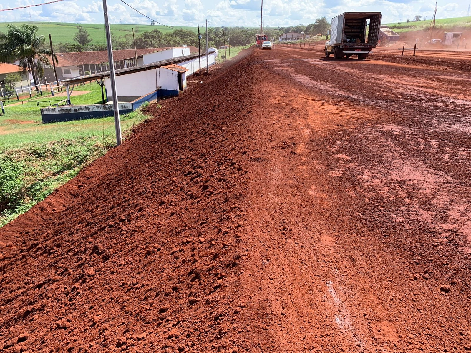 Terraplenagem e escavação em área ampla com máquinas pesadas