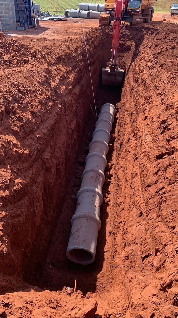 Tubulação de concreto para drenagem pluvial em vala escavada
