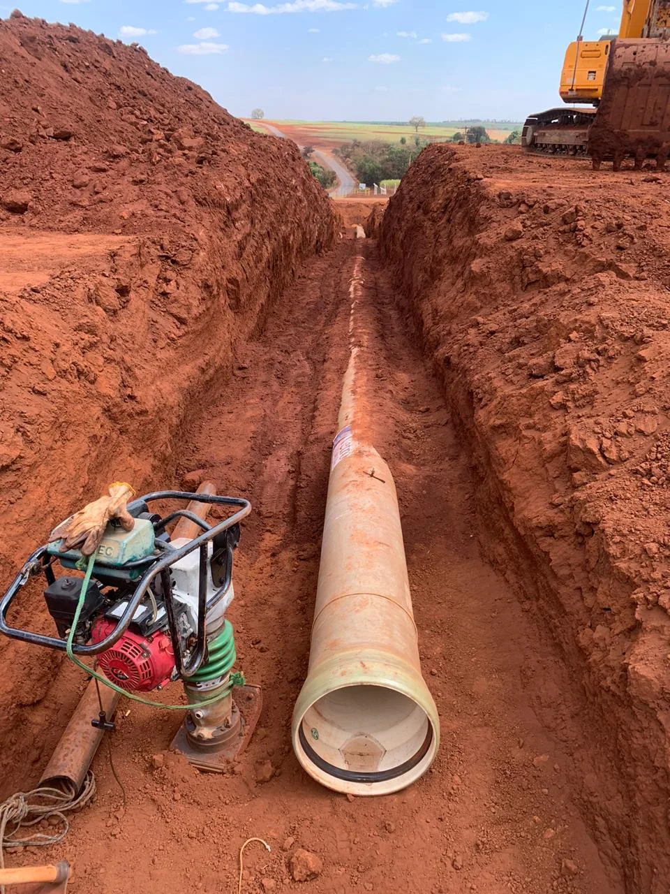 Tubulação de fibra de 16 polegadas em vala para tanque de vinhaça