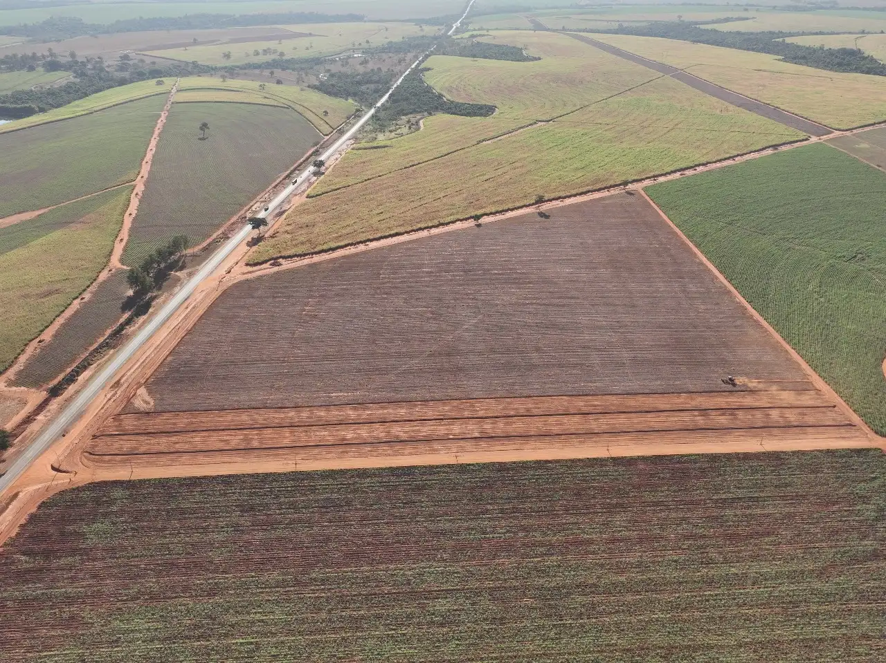 Vista aérea da terraplenagem para construção da fábrica da Tello Fertilizantes em Guaraci